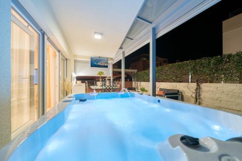 una grande piscina blu in una casa di Apt GioAn Novigrad, 500m to Sea, private heated Jacuzzi, BBQ, private parking a Novigrad Istria