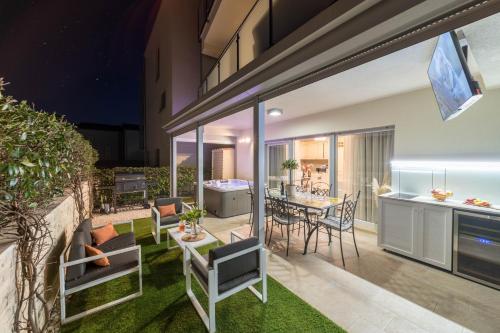 Patio nebo venkovní prostory v ubytování Apt GioAn Novigrad, 500m to Sea, private heated Jacuzzi, BBQ, private parking