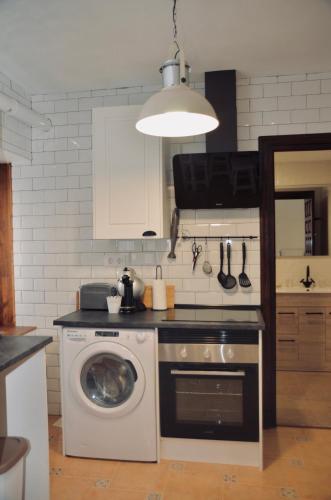 a kitchen with a washing machine and a washer at Apartamento Hiedra in Santillana del Mar