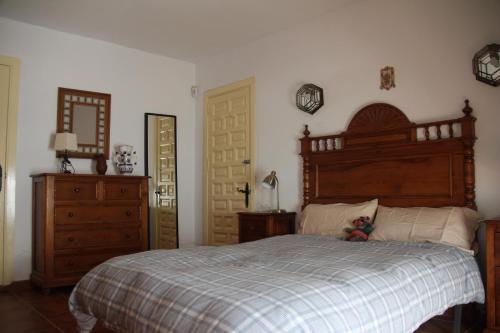 um quarto com uma cama com um urso de peluche em LOS DOS CEDROS em San Pablo