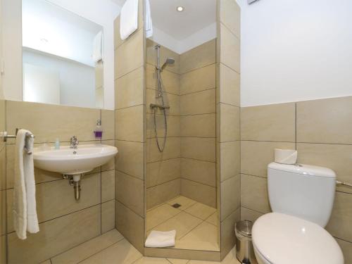 a bathroom with a toilet and a sink at Hotel Nordhausen in Nordhausen