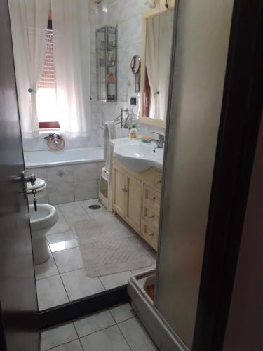 łazienka z umywalką, wanną i toaletą w obiekcie Casa Flegrea Napoli w mieście Quarto