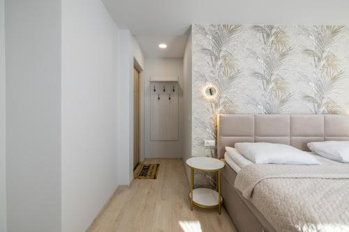 Postel nebo postele na pokoji v ubytování DHARMA Stay APARTAMENTAI su terasa ir vaizdu į miestą Self check-in