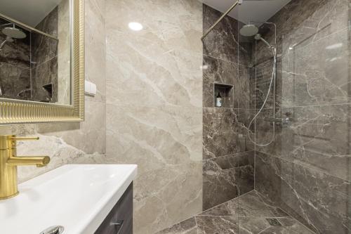 Koupelna v ubytování DHARMA Stay APARTAMENTAI su terasa ir vaizdu į miestą Self check-in