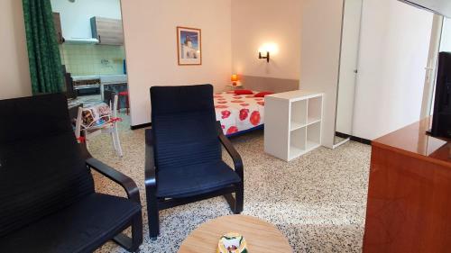 une chambre avec un lit, une chaise et une table dans l'établissement Studio charmant à Banyuls-sur-Mer, 30 m², avec terrasse, à Banyuls-sur-Mer