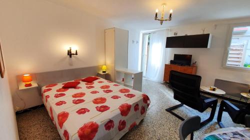 - une chambre avec un lit, un bureau et une table sidx sidx dans l'établissement Studio charmant à Banyuls-sur-Mer, 30 m², avec terrasse, à Banyuls-sur-Mer