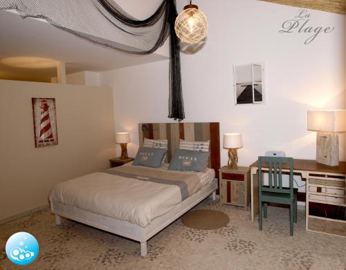 a bedroom with a bed and a desk and a chair at B&B Oa6 Casa in Oberfeulen
