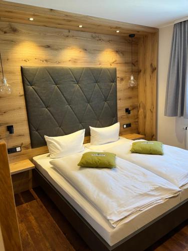 Llit o llits en una habitació de Hotel Gasthof Metzgerei Drei Linden