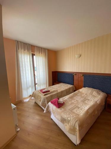Un pat sau paturi într-o cameră la Pancho Family Hotel