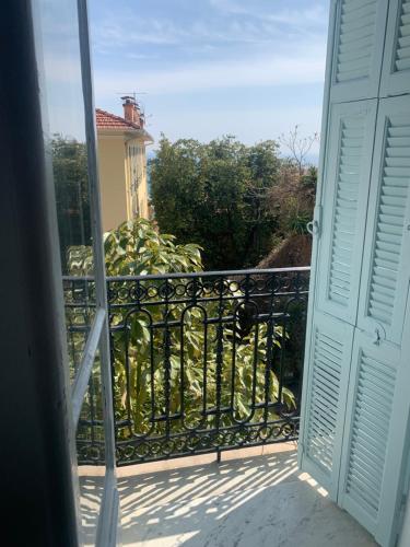 een balkon met een poort en een gebouw bij Villa cadette, à 200m de monaco in Beausoleil