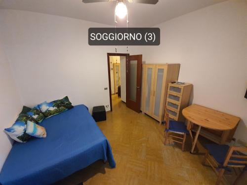 1 dormitorio con cama, mesa y letrero de la calle en Piccola Oasi Marittima, en Lavagna