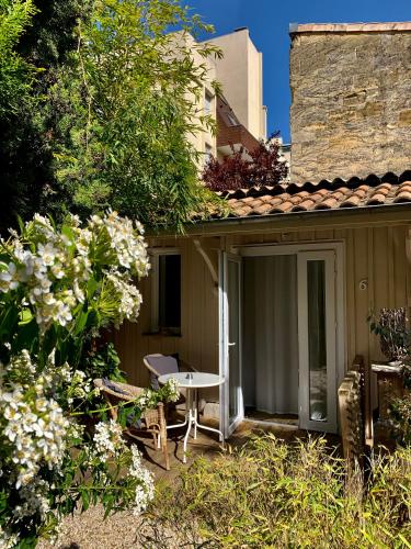 une maison avec une table de pique-nique sur la terrasse couverte dans l'établissement Maison du Lierre Bordeaux Centre ville, à Bordeaux