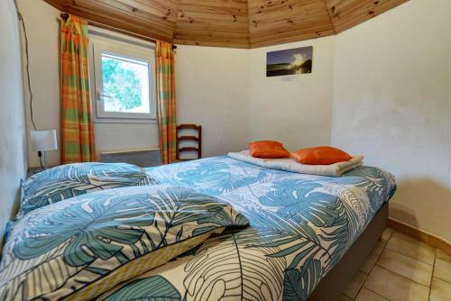 a bed with two pillows on it in a bedroom at Appartement T1 "Capella" de l'observatoire in Bauduen