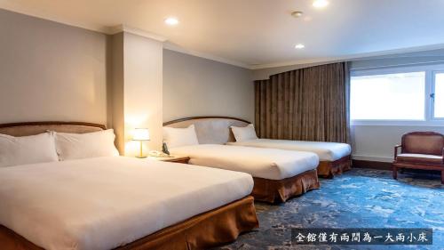 Ένα ή περισσότερα κρεβάτια σε δωμάτιο στο Chiayi King Hotel