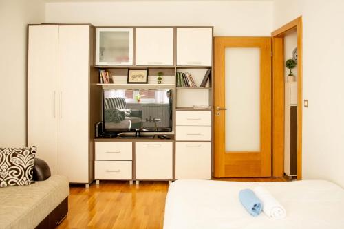 ein Schlafzimmer mit weißen Schränken und einer Tür in der Unterkunft Engadin Studio - Excellent Location in Sarajevo