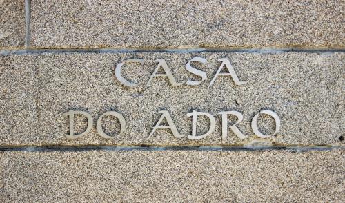 a sign that says casa do arco in the sand at Casa do Adro de Parada in Parada de Pinhão