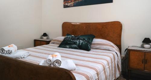 um quarto com uma cama com toalhas em B&b Casa Bello em Trecase