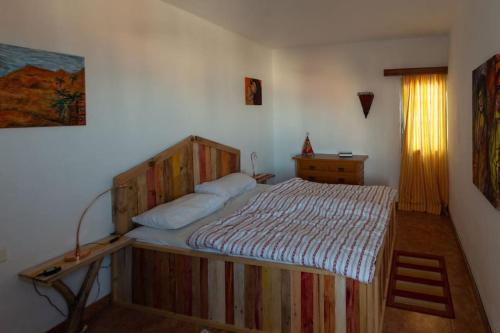 sypialnia z dużym łóżkiem i oknem w obiekcie Apartamento Chico am Hafen im Valle Gran Rey w mieście Valle Gran Rey