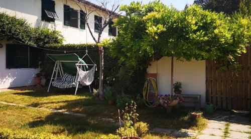 a yard with a hammock hanging from a house at Grazioso rustico Toscano in Luciana