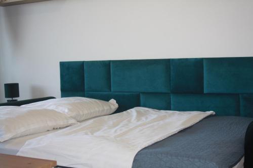 A bed or beds in a room at Apartament zielony