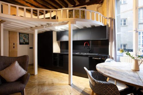 cocina con mesa y cama elevada en High Stay Saint Germain de Pres Paris 6, en París