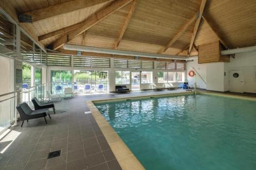 - une grande piscine dans un grand bâtiment dans l'établissement Cottage 102, à Saumur