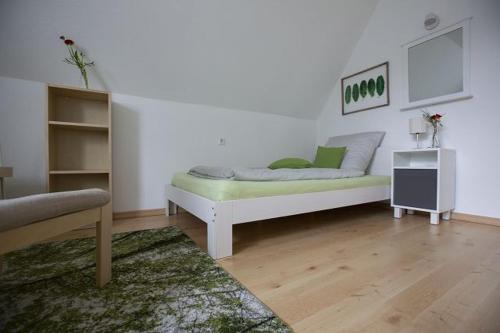 - une chambre avec un lit doté d'un matelas vert dans l'établissement Ferienwohnung 120, à Schloß Holte-Stukenbrock