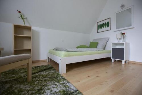 1 dormitorio con 1 cama con colchón verde en Ferienwohnung 120, en Schloss Holte-Stukenbrock
