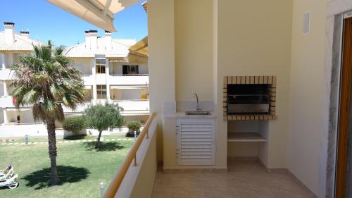 balcón con cocina y vistas a un edificio en Vila Atlantida Apartment, en Vilamoura