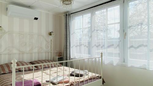 - une chambre avec un lit bébé et une grande fenêtre dans l'établissement Chata Terezka, à Jedovnice