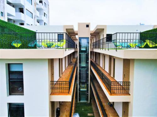 una vista aérea de un edificio de apartamentos con balcones en Hotel Plaza by Kavia, en Mérida