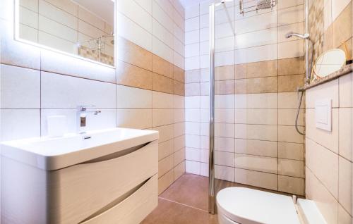 Bathroom sa Nice Apartment In Smokvica Krmpotska With House Sea View