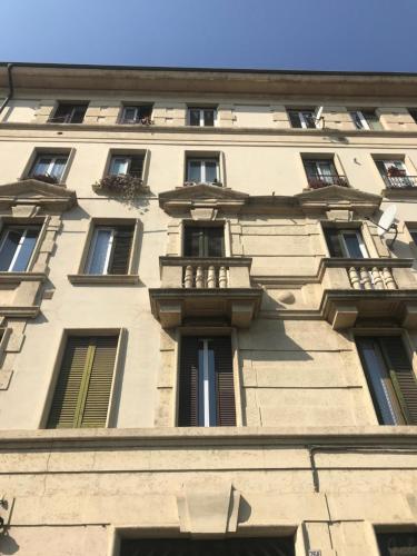 a tall building with windows and a balcony at Stanza privata con bagno a 15 minuti da Duomo in Sesto San Giovanni