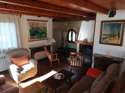uma sala de estar com um sofá e uma lareira em La Casa Xica em Perafita