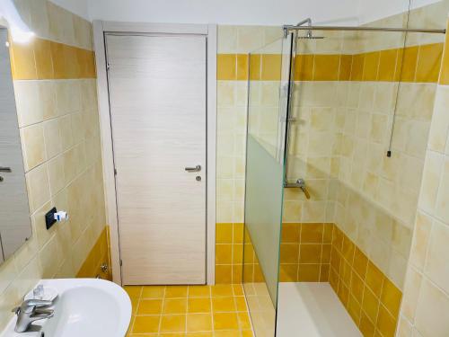ヴェローナにあるGrazia Luxury Homeのバスルーム(シンク、シャワー付)