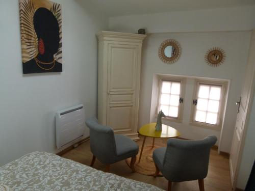 une chambre avec un lit, deux chaises et une table dans l'établissement chambre campagnarde, à Bargème