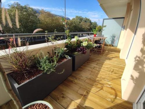 a balcony with plants and a table on it at Appartement 55m2 centre ville Orléans in Orléans