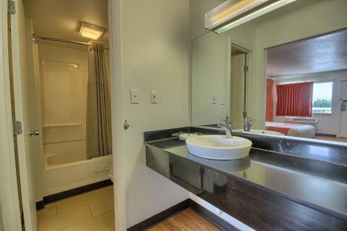 Koupelna v ubytování Motel 6-Lima, OH
