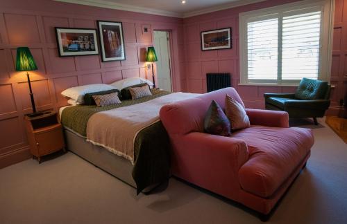 Un pat sau paturi într-o cameră la The Dabbling Duck