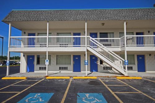 a building with a staircase in a parking lot at Motel 6-Lima, OH in Lima