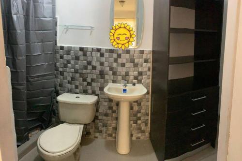 een badkamer met een toilet en een wastafel bij PRECIOSO APARTAMENTO DE LUJO AMOBLADO in Chitré