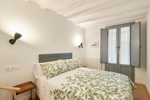 une chambre avec un lit et une fenêtre dans l'établissement Santo Andía by Clabao, à Pampelune