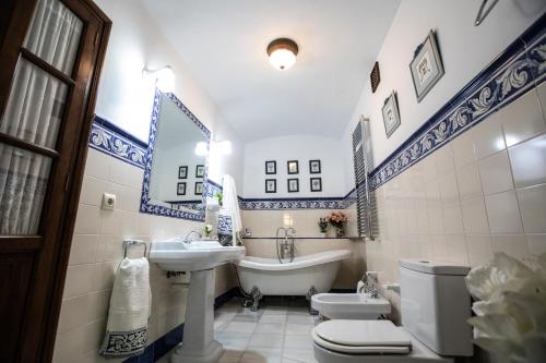 Koupelna v ubytování LA CASONA OLIVENTINA