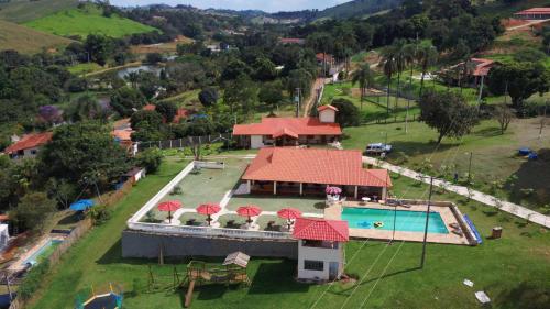 an aerial view of a house with a swimming pool at Pousada Sons do Silêncio in Socorro