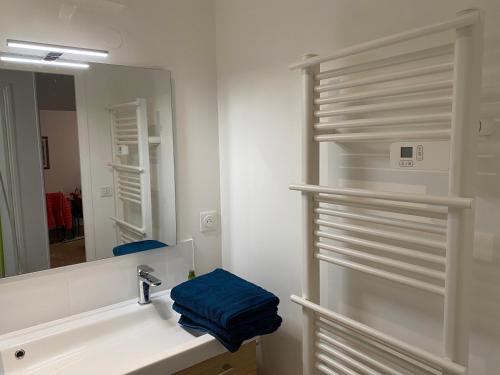 uma casa de banho com um lavatório e um espelho em DECOUVERTE DE MARSEILLE em Marselha