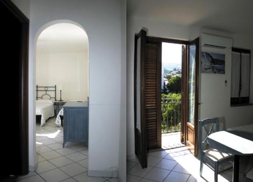 Zimmer mit Blick auf ein Schlafzimmer mit einer Tür in der Unterkunft Case Vacanze S. Anna in Lipari