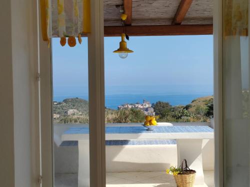 um quarto com uma mesa e vista para o oceano em Casa Mariva em Lipari