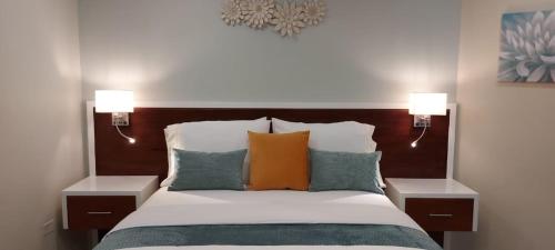 เตียงในห้องที่ Almond Grove at Sand Castle