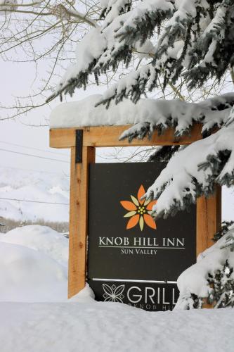 ケチャムにあるKnob Hill Innの雪の中の小高山宿の看板