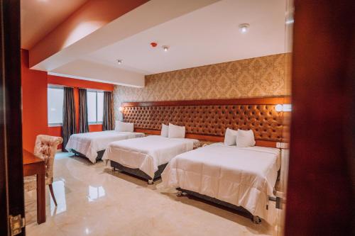 Un pat sau paturi într-o cameră la Lima Central Design Hotel Spa & Club